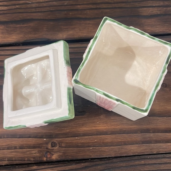 Vintage Ceramic Gift Box Trinket Box with Pink and Green Ribbon - Picture 4 of 5